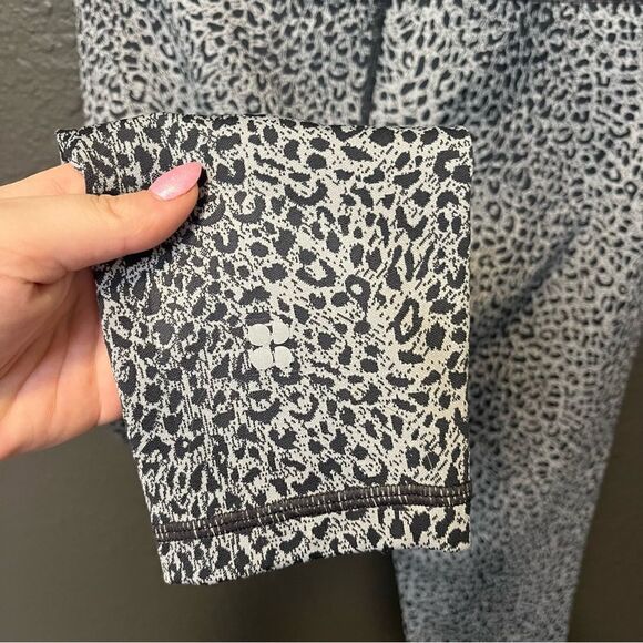 Sweaty Betty, Flatter Me Cheetah Print Leggings Black Gray, 7/8 length - Picture 6 of 11